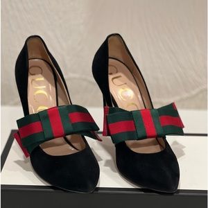 Gucci Black heels with removable bow